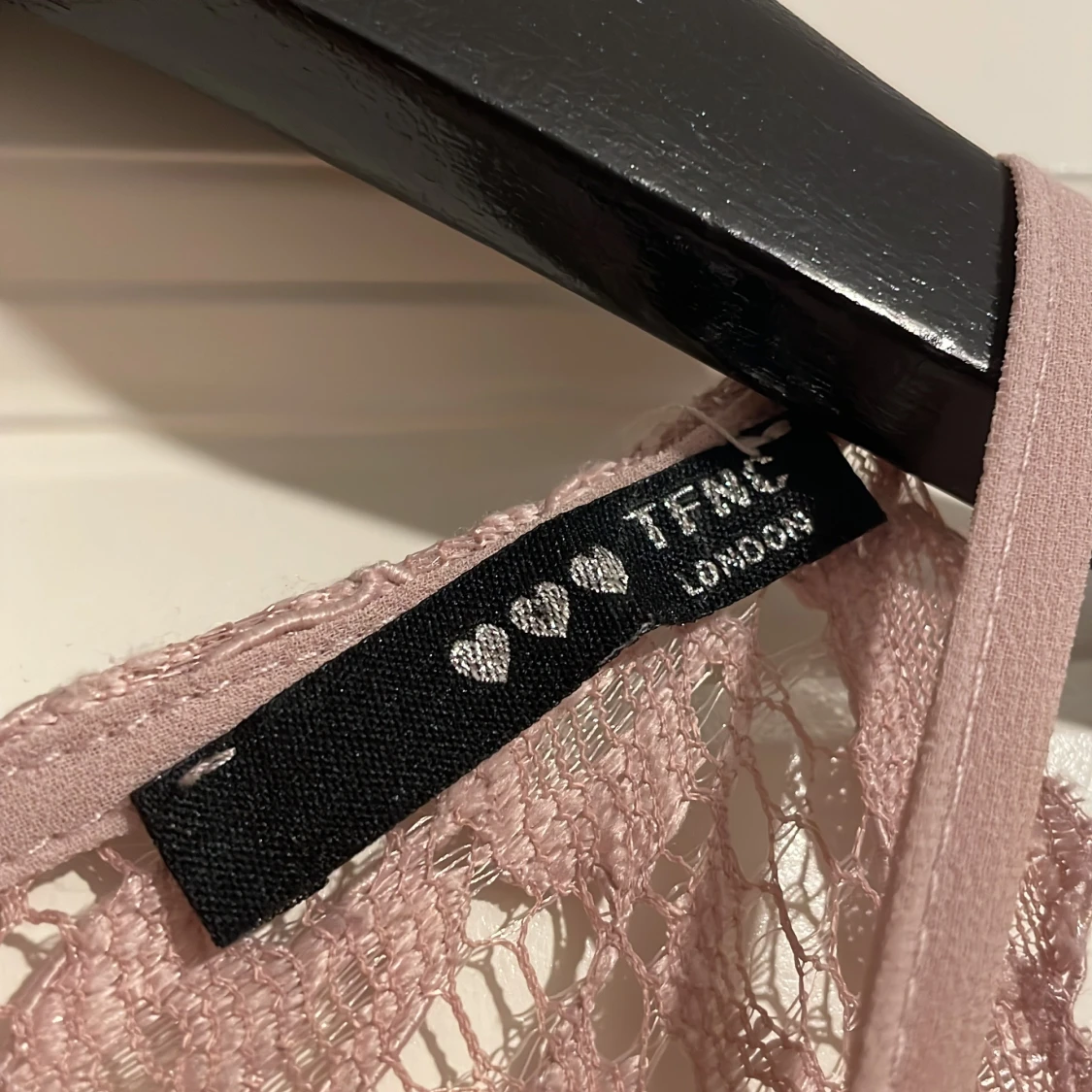 Ljusrosa klänning med spetsdetaljer - 93