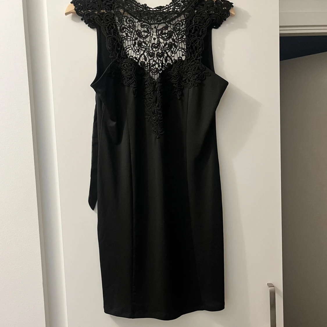 Svart klänning med spetsdetaljer från Bubbleroom - 90