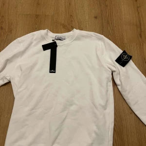 Vit långärmad tröja från Stone Island - Säljer en stilren vit långärmad tröja från Stone Island. 
