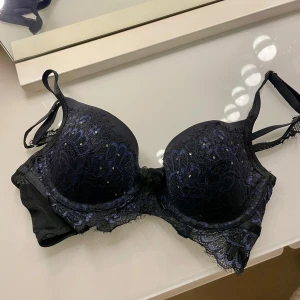 Mörkblå spets-bh ❤️‍🔥🪩 - Säljer den här mörkblåa bh-n som är från Hunkemöller. Den är använda 2 gånger och har ingen defekt 🤍Nypris var ca 450kr och den är storlek 65C men passar även 70-75B. Skriv för frågor 🪩❤️‍🔥