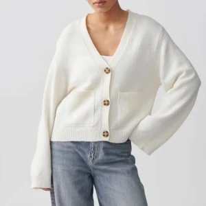 Vit kofta med knappar - Jätte fin kofta från Gina Tricot i storlek S köpte den för 2 månader sen det är inga fläckar eller hål och är i jätte bra skick💕💕