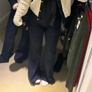 Mörkblå bootcut kostymbyxorbyxor - Snygga mörkblå bootcut kostymbyxor  med hög midja. Perfekta för en stilig look. Byxorna har en klassisk design med en lätt utsvängd passform som ger en elegant siluett. Passar strl 36-38 o 165-175cm💙
