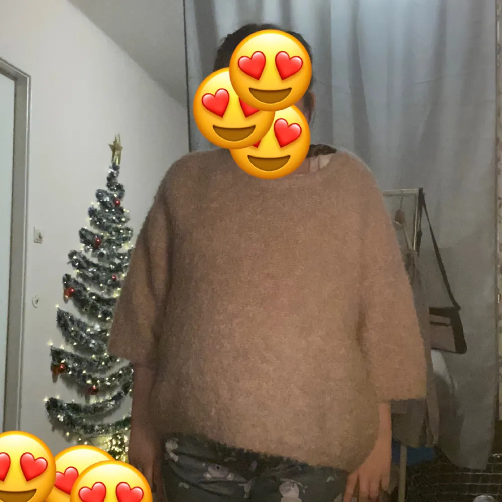 Mysig beige stickad tröja med trekvartsärm. Perfekt för kyliga dagar och ger en avslappnad look. Passar bra till jeans eller leggings.. Neuletakit & Villapaidat.