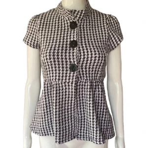 Stickad peplumtopp med knappar - Supersöt stickad peplumtopp/kofta!💕Pris kan diskuteras vid snabb affär💕❤️Står storlek M men skulle säga att den är som en s