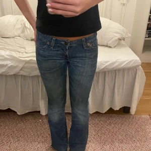 Blå bootcut jeans - Snygga blå bootcut jeans med låg midja. Perfekta för en avslappnad stil. Klassisk femficksdesign med knapp och dragkedja framtill. Säljer pågrund av att det var för små för mig annars skulle de vara dröm jeans💞💞