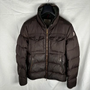 Moncler jacka - Moncler jacka, storlek 4 (L), skick 8/10, pris 3299kr. Hör av er vid frågor eller funderingar.