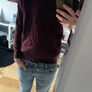 Vinröd dressmann tröja - Säljer denna assnygga, vinröda dressmann tröjan. Jag köpte denna på en secondhand och har inte riktigt funnit användning för den tyvärr, eftersom storleken inte riktigt passar mig. Det står att tröjan är M, men storleken XS eller S är mer sanningsenligt. 