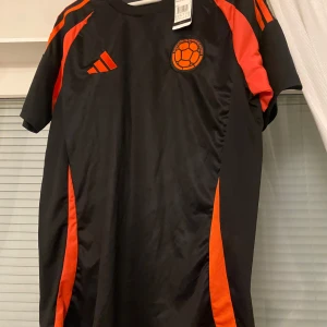 Colombia  fotbollströja från Adidas - Colombia fotbollströja i storlek M. Helt ny.