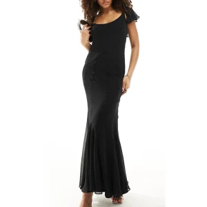 Svart maxiklänning storlek 38 - Svart maxiklänning med volangdetaljer på de korta ärmarna. Klänningen är använd en gång och är i helt nytt skick. Storlek 38 från Asos