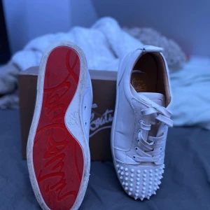 Christian Louboutins - Säljer Vita Christian Loubitins i storlek 46. Köpte i augusti 2024. Inkluderar en tygpåse med skorna , kvitto, och extra spikar (se bild). Kan gå ner i pris vid snabb affär, kom pm för extra bilder.
