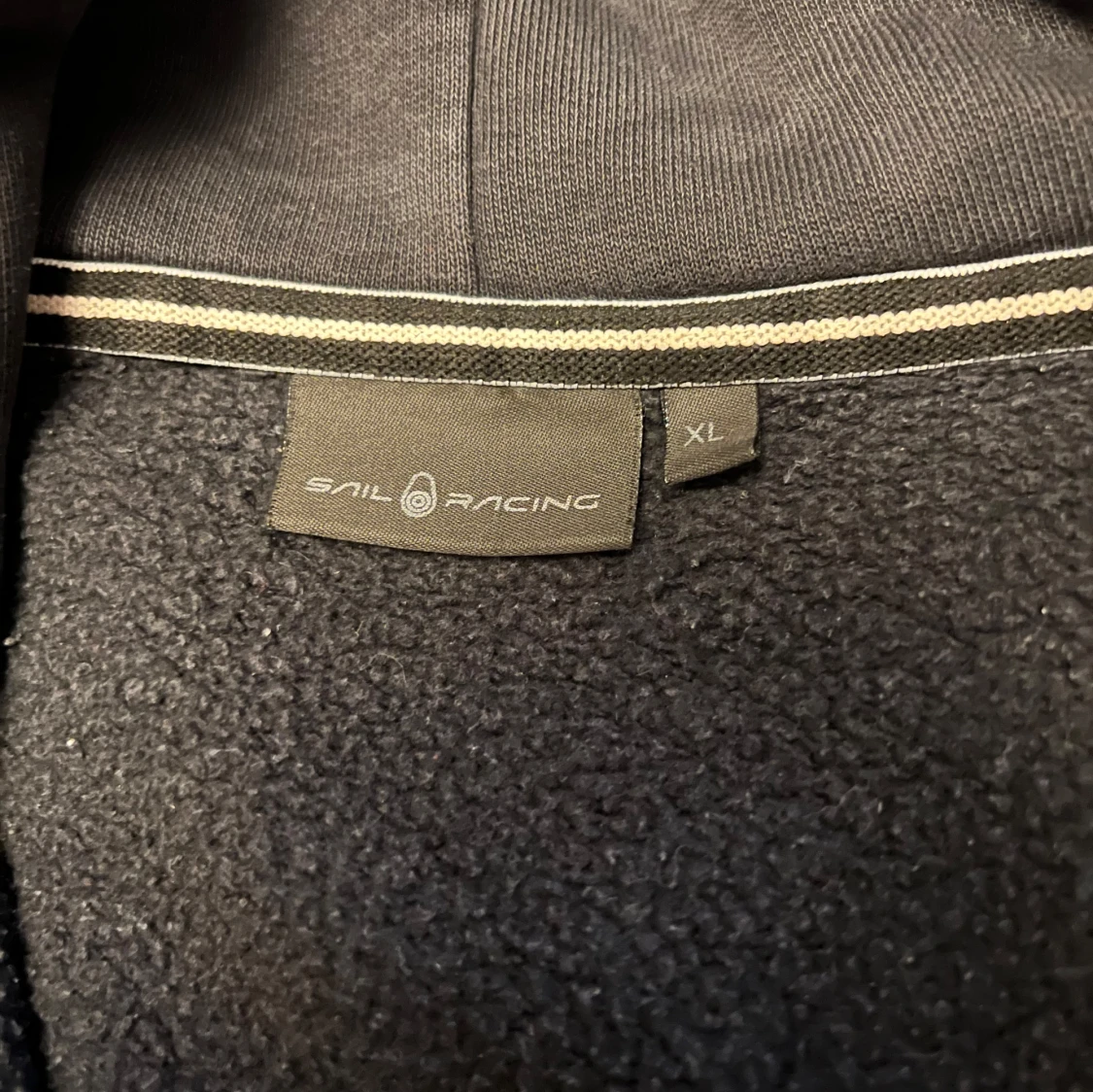 Svart fleecehoodie från Sail Racing - 91