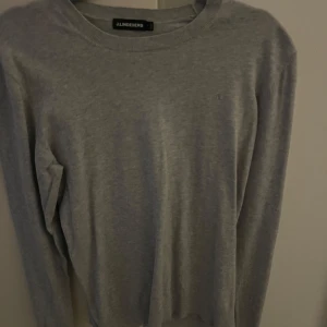 Grå tröja från J.Lindeberg - Säljer en stilren grå tröja från J.Lindeberg. Tröjan har en klassisk rund hals och långa ärmar. Grymt skick 10/10 skulle jag säga! Pris 199 kr 