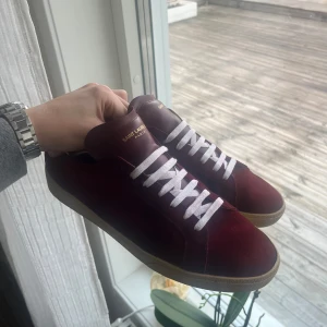 Ysl skor - Tjabba! Säljer nu dessa favoriter hos mig, ett par Saint Laurent sl/06 i storlek 45. Utöver att innersulan saknas och sulan börjar släppa pyttelite så är de i utmärkt skick (fler bilder kan fås). Endast skor tillkommer vid köp. Hör av dig vid fler frågor eller funderingar! Priset är ej hugget i sten och kan förhandlas vid snabb affär. Mvh Ville🙌