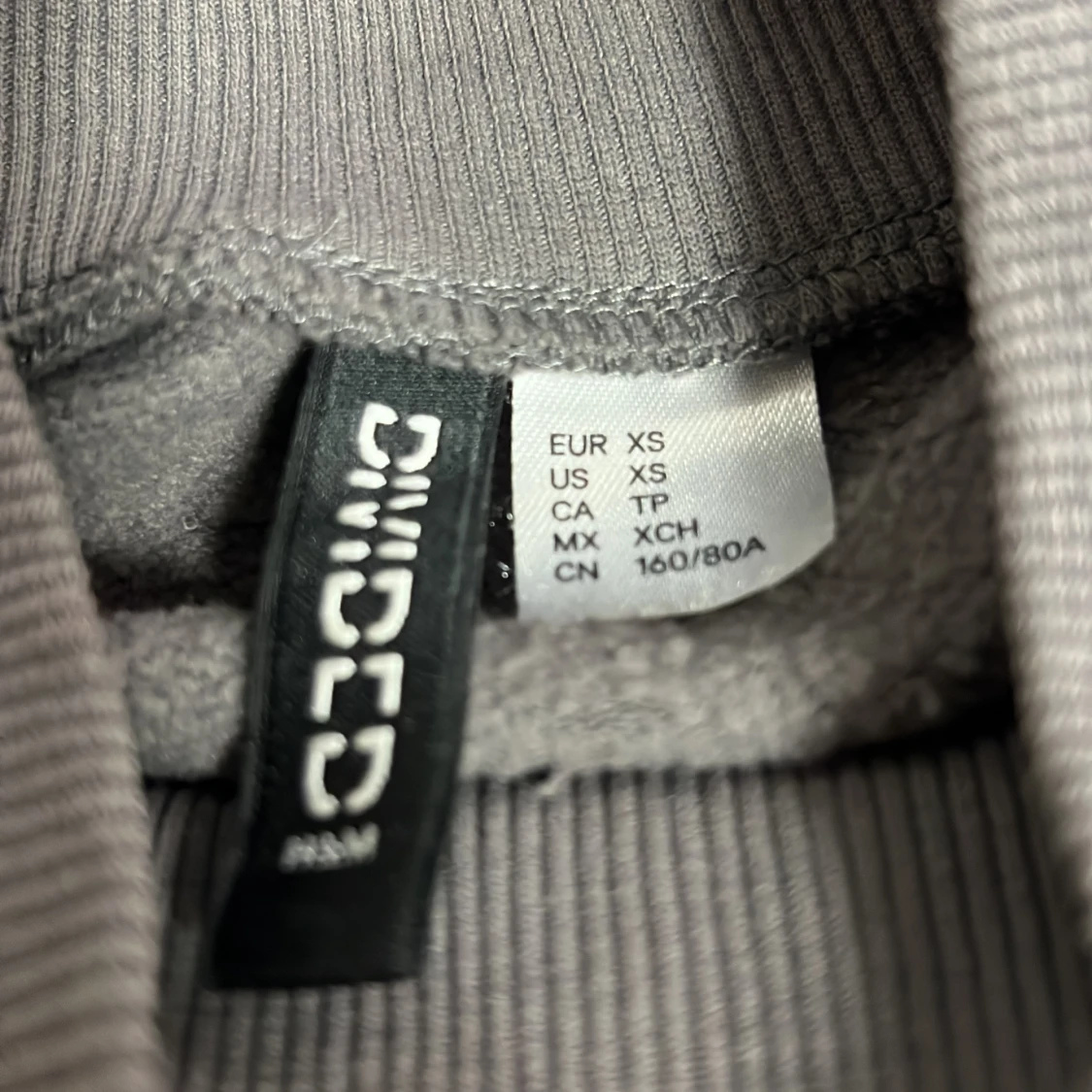 Grå croppad tröja från Divided - 91