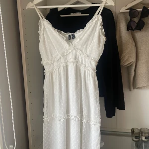 Vit klänning  - Säljer min jätte fina vita klänning som endast kommit till användning under skolavslutning samt midsommar. Storlek Xs och nyskick😊