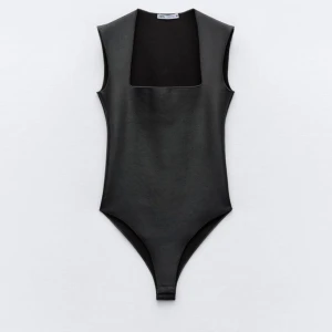 Svart ärmlös bodysuit från Zara - Snygg svart bodysuit från Zara med fyrkantig urringning. Glansigt material som gör att det ser lite skinnaktigt ut. Aldrig använd☺️