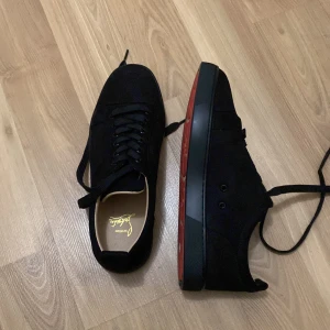 Christian loubtiouns  - Säljer Christiansloubitins, 2000 kr. Pris kan diskuteras OBS ENDAST I GÖTEBORG. Storlek 42