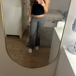 Grå mjukisbyxor - Säljer ett par grå mjukisbyxor med bootcut-stil. De är från Gina Young. De är ett par gråa ribbade yoga pants. 