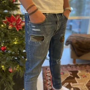 Designade Nudie Jeans - Nu säljer vi våra feta nudie jeans som är designade med camouflage detaljer! Modellen på jeansen är Lean Dean. Storleken är 30/30 men sitter som 30-31 i midjan och längden 32. Modellen på bilden är 180 cm. Designade av Retro Rejeans.