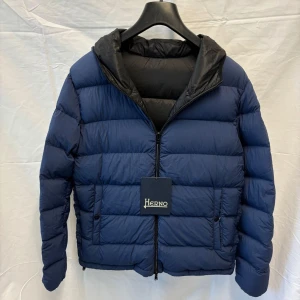 Herno jacka (ny, tags) - Herno Jacka, storlek M, skick 10/10 ny med tags, pris 4499kr. Hör av er vid frågor eller funderingar.