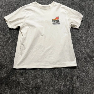 Vit t-shirt från Levi's Organic fruit & vegetable collection - I bra skick, använd ett fåtal gånger. Storlek M och  är normal i storleken, passar S om man gillar oversized. Nypris 300-400kr.