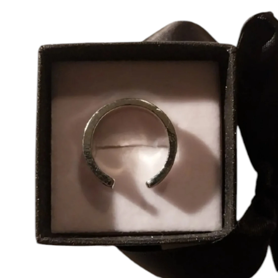 Stilren svart ring - 90