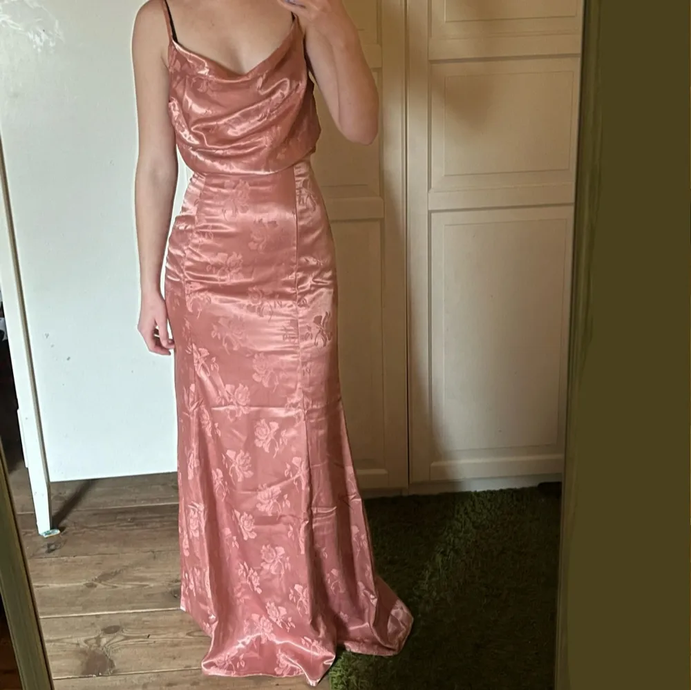 Elegant rosa långklänning från Bubbleroom med blommigt mönster. Bild 4 visar tydligare hur färgen är i verkligheten. Den är helt ny och oanvänd men utan prislapp. Nypris 1299kr💕. Mekot.