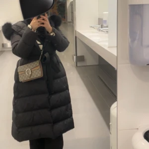 Svart lång dunjacka med päls - Jackan är köpt från FemeninaofSweden för 3899 kr, endast använd fåtal gånger. Storlek S men passar även M, pris kan diskuteras vid snabbaffär 🫶🏼