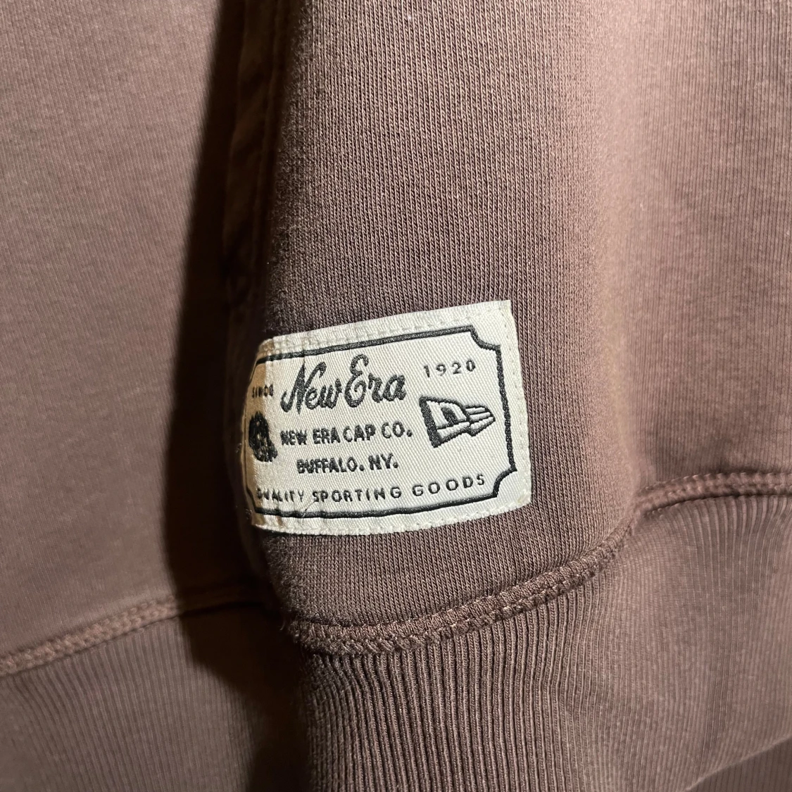 Brun hoodie från New Era - 90