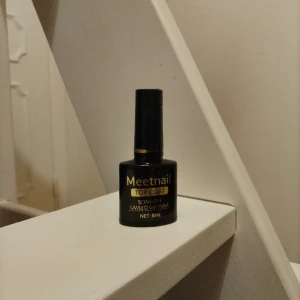 Meetnail Top Coat UV/LED Gel Polish - Meetnail Top Coat för UV/LED gelpolish. Flaskan innehåller 8 ml och är perfekt för att ge dina naglar en glansig och hållbar finish.