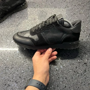 Valentino Rockrunners - Feta Rockrunners i den mest efterktraktade färgen svart | Skorna är i ett mycket bra skick | Storlek 41 | Bara skorna medföljer | Skriv PM för fler frågor🗻