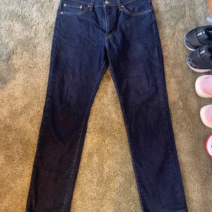 Levi's Premium Jeans (511or) - Levis Premium Jeans modellen 511or i mörk blå jeans färg. De är knappt använda och i storlek 32/32.