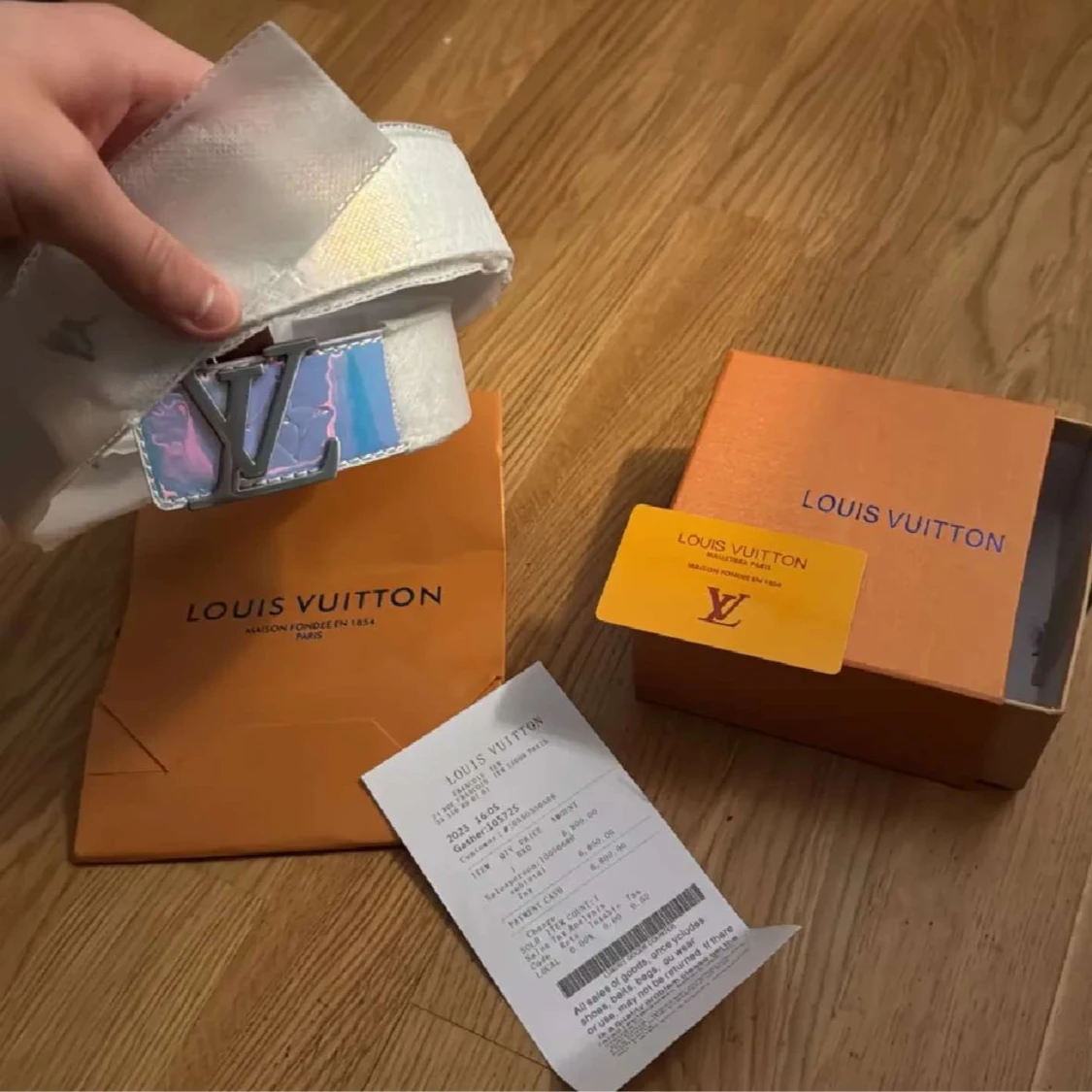 Holografiskt bälte från märke L med formad V