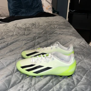 Adidas fotbollsskor Crazyfast - Snygga Adidas fotbollsskor i vitt med svarta och neongula detaljer som bara användes en gång! Skorna har snörning och är designade för att ge bra grepp på planen. Perfekta för den som vill ha både stil och funktion. 