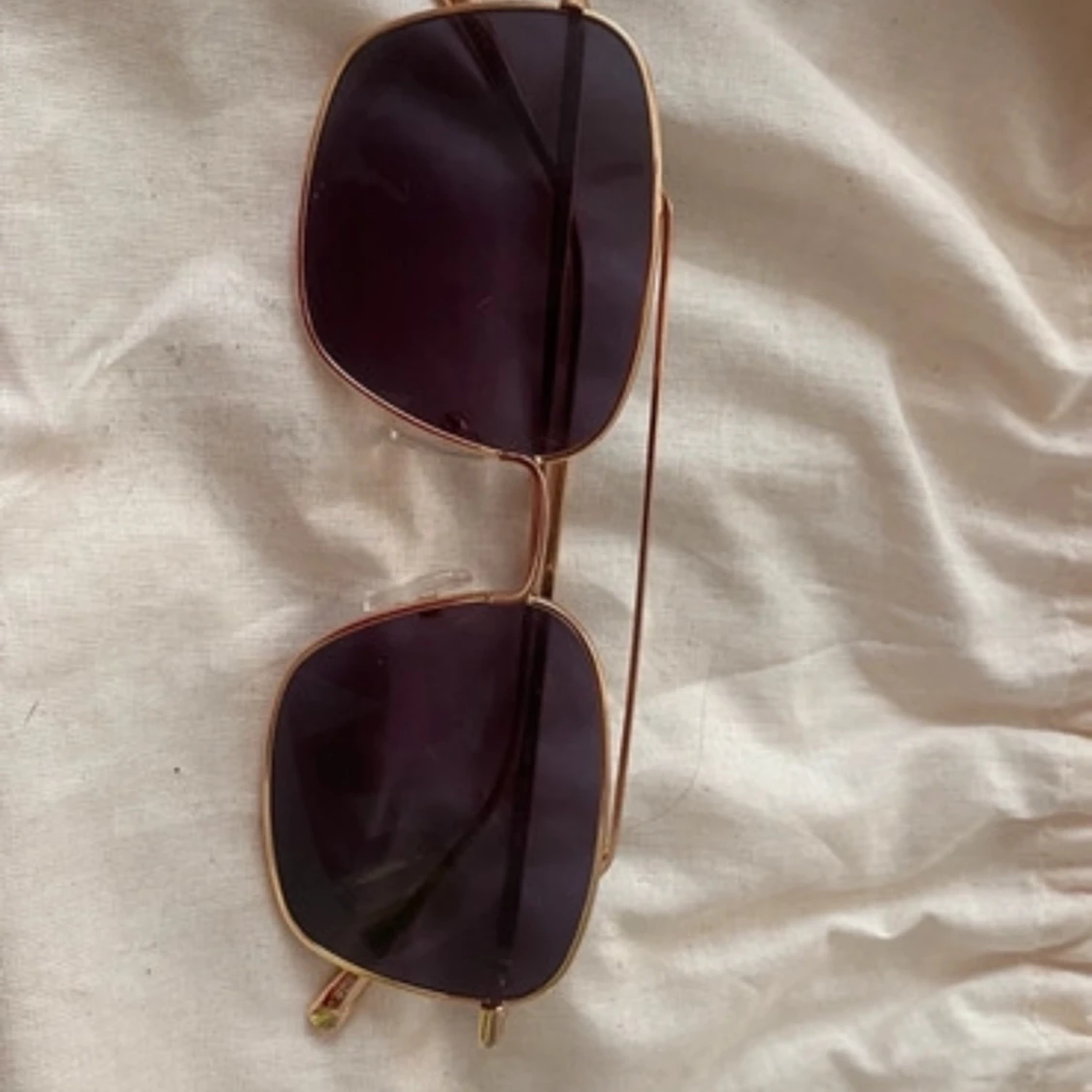 Solglasögon med guldtonad ram - 90