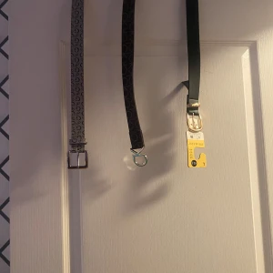 Tre bälten från Guess, Calvin Klein och Primark - Säljer tre snygga bälten: ett beige från Guess, ett svart från Calvin Klein och ett svart från Primark. Perfekta för att komplettera din outfit med stil. Bältena har olika spännen och detaljer som ger en unik touch pris för Calvin clain och guess : 200 kr st och för primark : 50 kr för euro växeln.