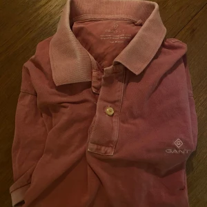 Pikétröja från GANT - Säljer en snygg  pikétröja från GANT. Lite äldre därav priset. Hör av dig om du har några frågor. 