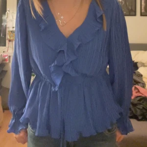 Blus från vero moda - Jag säljer en jättefin blå blus från vero moda. Den har aldrig blivit använd. Storlek S