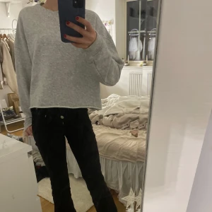 Grå sweatshirt - Säljer en bekväm grå sweatshirt med rund hals och långa ärmar. Väldigt fin, passar bra till mycket! 