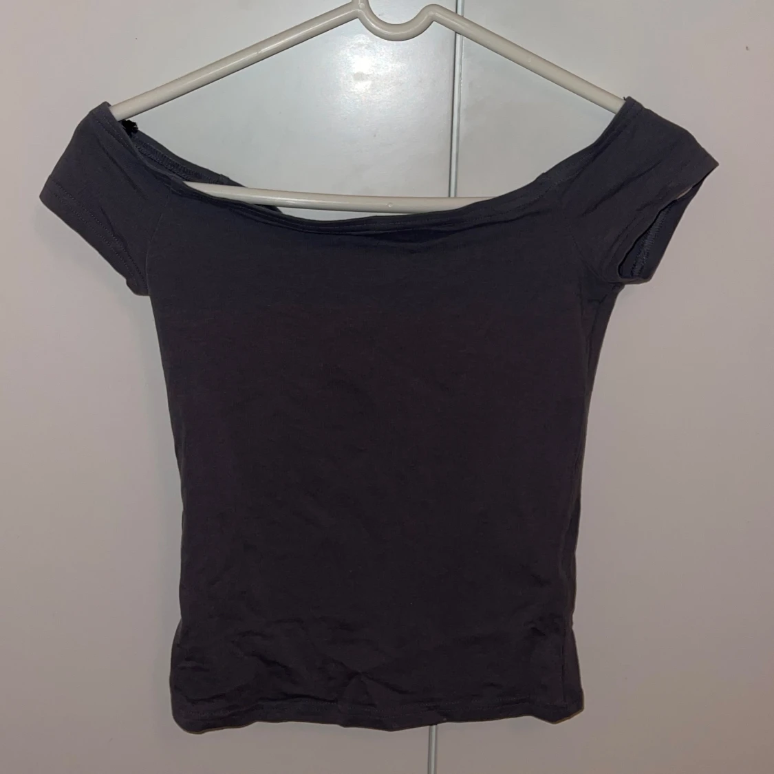 Grå offshoulder topp från Weekday