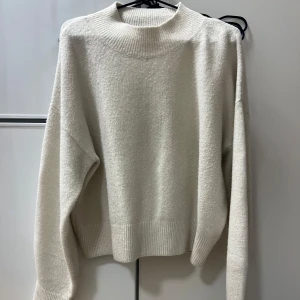 Stickad tröja från & Other Stories - Använd några gånger, fint skick. Älskar materialet, så lent! Se material sista bilden.