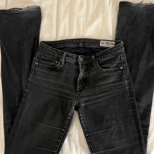 Svarta bootcut jeans från Crocker - Snygga svarta bootcut jeans från Crocker i storlek 28/34. Lågmidjade och super sköna! Innerbenslängd ca 85cm och midjemått ca 34,5cm. Skriv för fler bilder💕