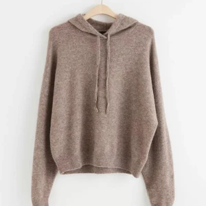 Beige stickad hoodie - Populär beige stickad hoodie med luva från Lindex! Jättefin & inga defekter❣️