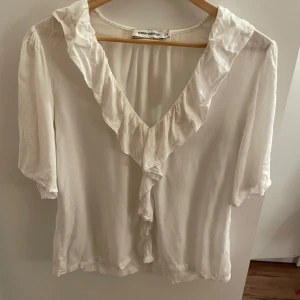 Vit blus från Carin Wester - Så fin blus från Carin Wester. Använd men fortfarande i bra skick. Endast lite ”defekter” på lappen (visas på bilden). ❤️❤️