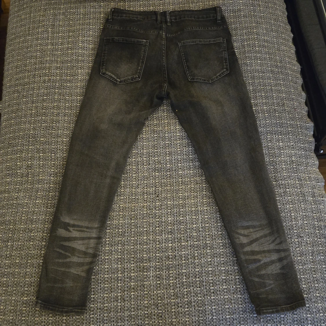 Svarta jeans med slitningar och färgstänk - 90