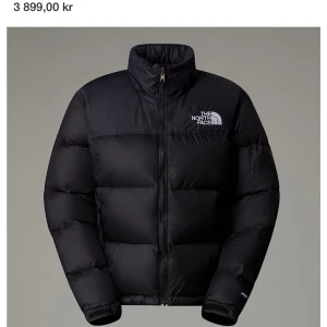 North face jacka  - Snygg vinterjacka från north face i den populära modellen ”retro nuptse jacket W”. Jackan är använd under en vinter och har mindre tecken på slitage som små hål som är lagade och en ficka som är svårt att stänga, men inget som stör funktionen. Jackan är köpt på North Face egna hemsida för 4000kr, men på grund av de små defekterna säljer jag den för under 1000kr🤍