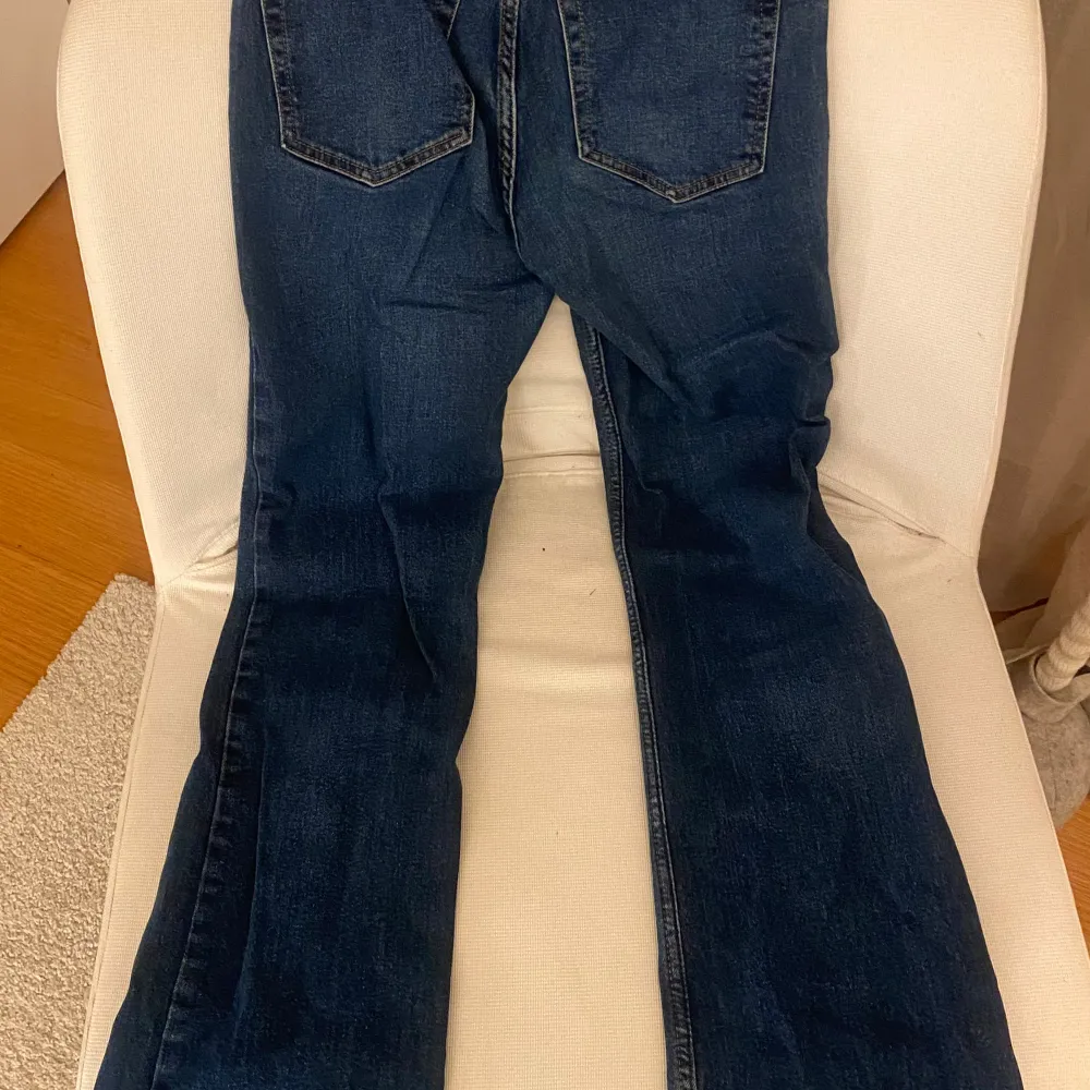 Snygga blå bootcut jeans från H&M med medelhög midja. De passar mig på längden och jag är 164cm. Inga slitage och iprincip i nyskick. . Farkut & Housut.