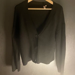 Stickad kofta - Fin lite oversize stickad kofta från Nelly som inte längre går att få tag på. Koftan är mycket sparsamt använd och i mycket bra skick!🤍