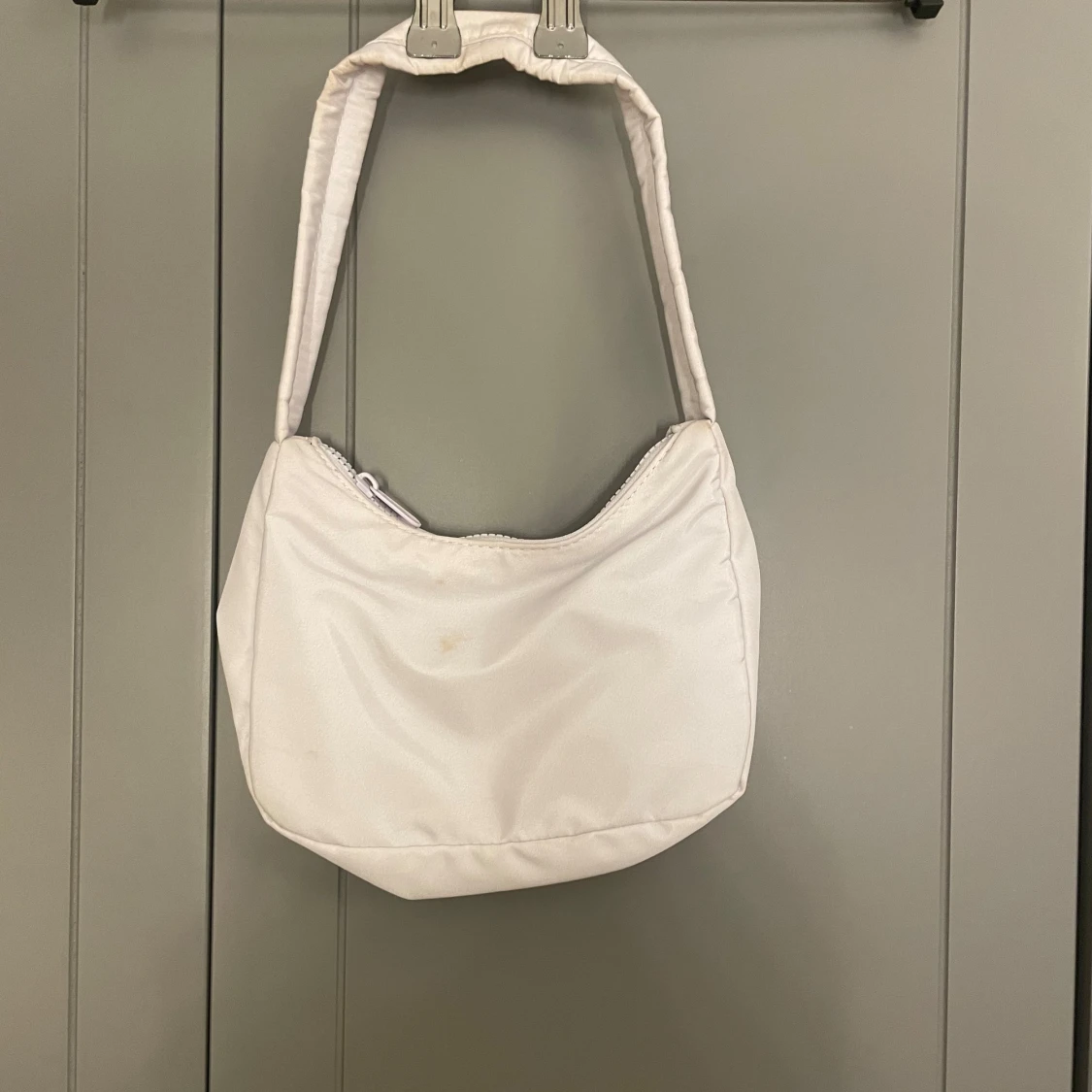 Ljuslila axelväska från Gina Tricot - 90