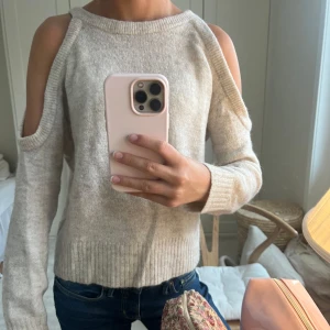 Stickad tröja med öppna axlar - Säljer denna unika beige stickade tröjan med öppna axlar💕💓